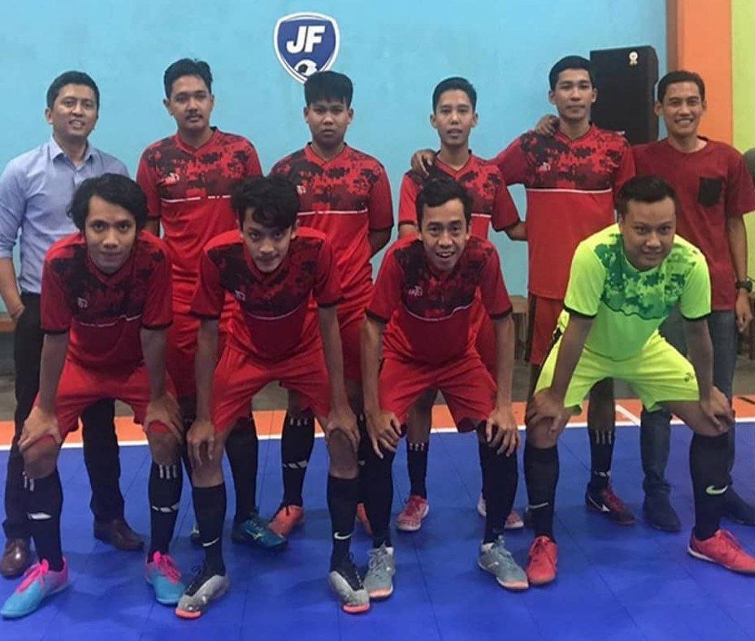 Jersey Merah Specs